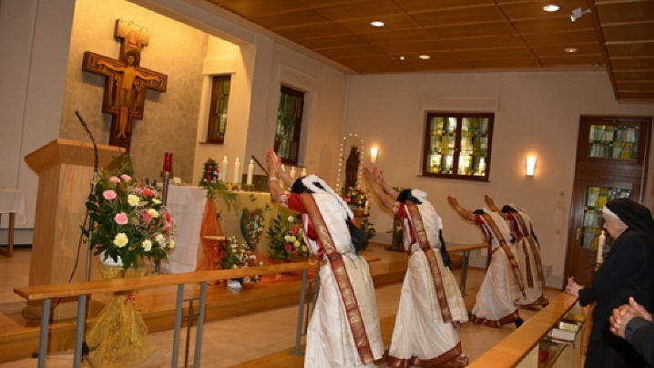 Die Schwestern beim Tanz in der Kapelle